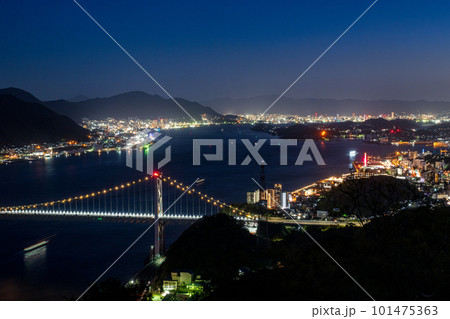 門司と下関に架かる関門橋と関門海峡の夜景 101475363