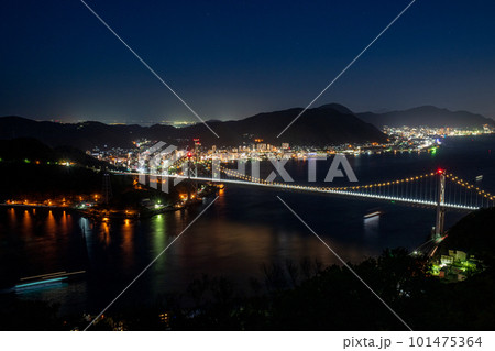 門司と下関に架かる関門橋と関門海峡の夜景 101475364