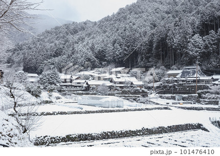 京都大原の雪景色 101476410