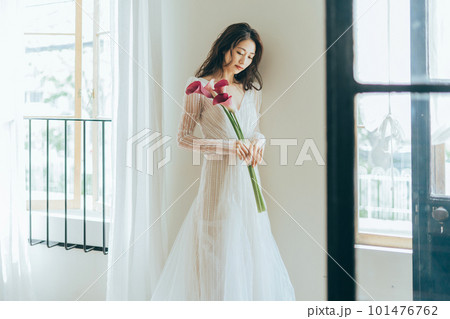 ウエディングドレスを着た若い女性 ウエディングドレスを着た若い女性 101476762