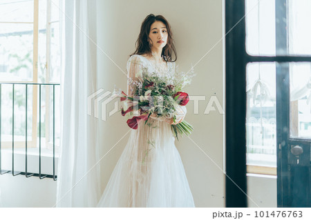 ウエディングドレスを着た若い女性 101476763