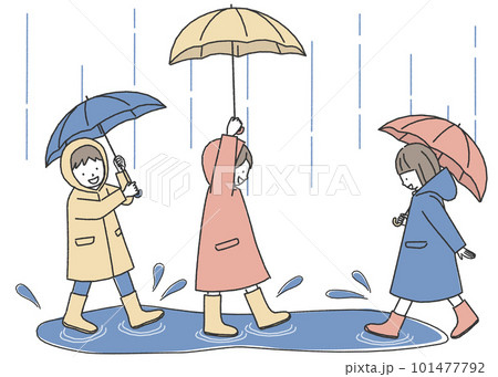 雨の日に傘をさして水たまりで遊ぶ男の子と女の子 101477792