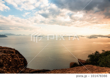 瀬戸内海の夕暮れ時 101478366