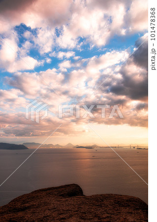 幻想的な夕景|縦構図 幻想的な夕景|縦構図 101478368