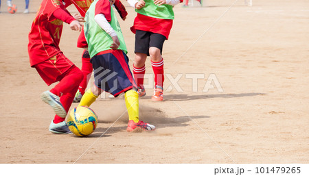 サッカーをする少年達 サッカーをする少年達 101479265