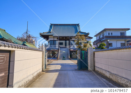 神奈川県川崎市多摩区登戸の善立寺(ぜんりゅうじ)の本堂を入口から見る 神奈川県川崎市多摩区登戸の善立寺(ぜんりゅうじ)の本堂を入口から見る 101479457