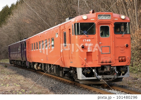 石北本線を走るキハ40系首都圏色＋紫水：普通列車 101480296