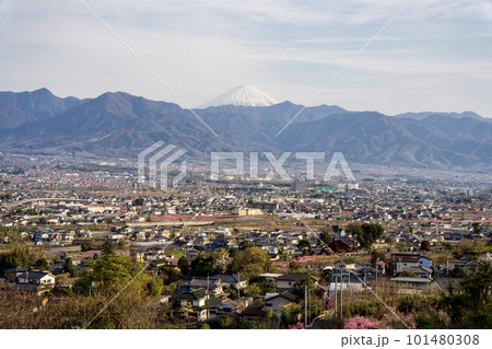 山梨県笛吹川フルーツ公園近くの広域農道から見た春の笛吹市 101480308