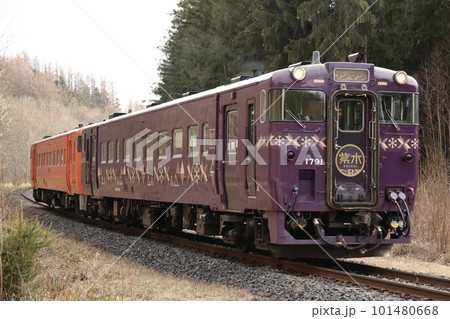 石北本線を走るキハ40系紫水＋首都圏色：普通列車 101480668