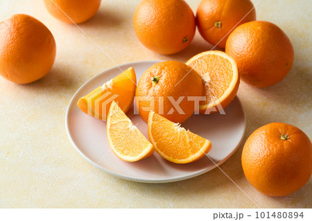 カットしたアメリカ産ネーブルオレンジ 101480894