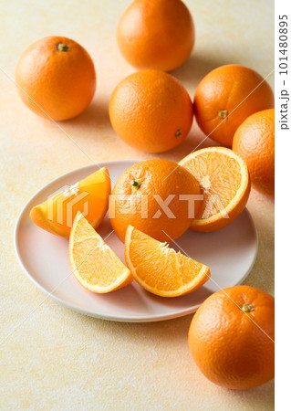 カットしたアメリカ産ネーブルオレンジ 101480895