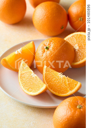 カットしたアメリカ産ネーブルオレンジ 101480896