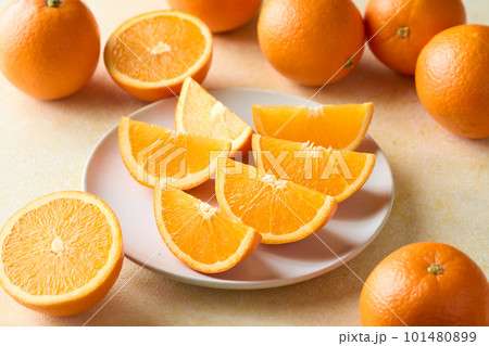 カットしたアメリカ産ネーブルオレンジ 101480899