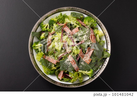 赤茎ほうれんそうとベーコンのサラダ 赤茎ほうれんそうとベーコンのサラダ 101481042