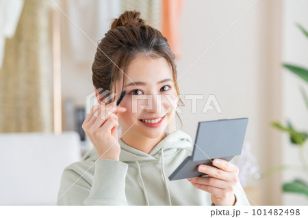 リビングでメイクする若い女性 リビングでメイクする若い女性 101482498