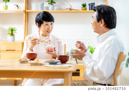 ダイニングで食事するシニア夫婦 ダイニングで食事するシニア夫婦 101482710