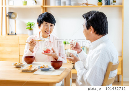 ダイニングで食事するシニア夫婦 101482712