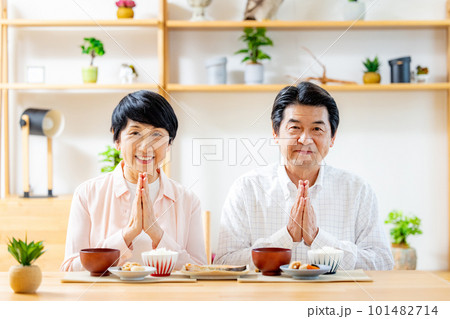 ダイニングで食事するシニア夫婦 101482714