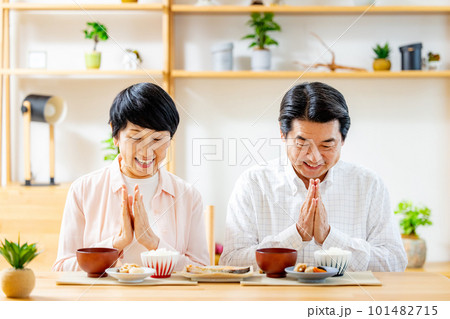 ダイニングで食事するシニア夫婦 101482715
