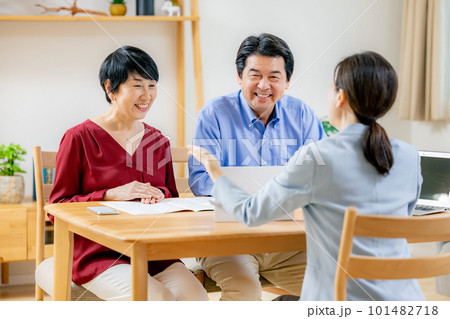 シニアの夫婦に営業をするビジネスウーマン 素 101482718