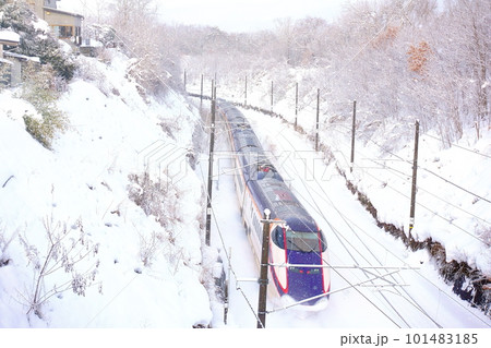 冬の山形新幹線”つばさ号”　茂吉記念館前駅 101483185
