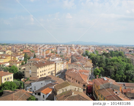 ピサの斜塔から望む街並み　イタリアにて 101483186