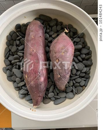 土鍋で作る石焼イモ 101484243