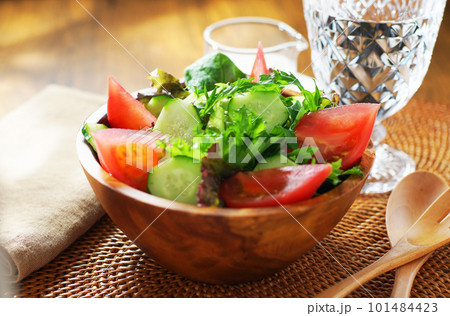 朝の野菜サラダ 101484423