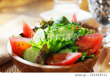 朝の野菜サラダ 101484511