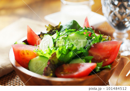 朝の野菜サラダ 101484512