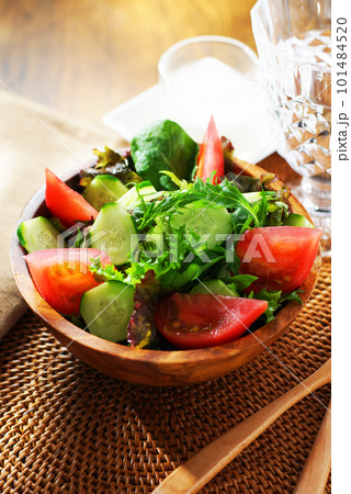 朝の野菜サラダ 101484520
