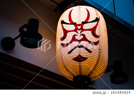 歌舞伎がデザインされた提灯が飾られている風景 101484924