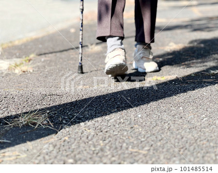 杖をついて歩く足元_前から 101485514