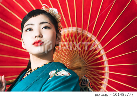 和傘をさす着物の女性 和傘をさす着物の女性 101485777