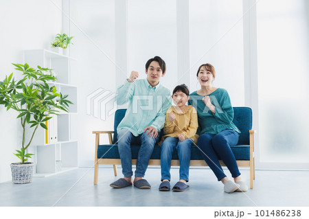 ソファーに座る家族  101486238