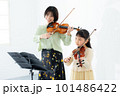 バイオリンを弾く子供　 101486422