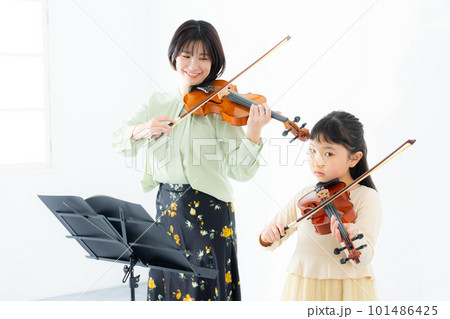 バイオリンを弾く子供 バイオリンを弾く子供 101486425