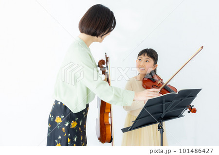 バイオリンを弾く子供　 101486427