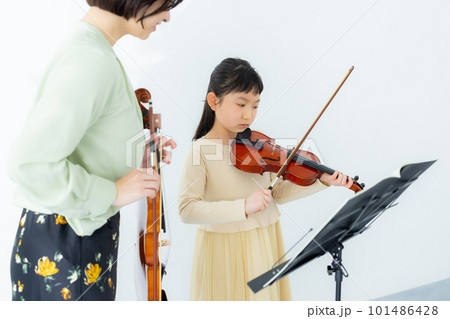 バイオリンを弾く子供　 101486428