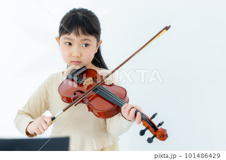 バイオリンを弾く子供 バイオリンを弾く子供 101486429
