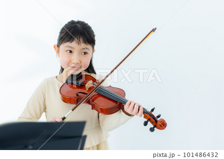 バイオリンを弾く子供 バイオリンを弾く子供 101486432