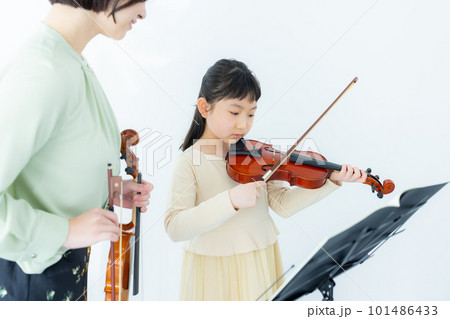 バイオリンを弾く子供　 101486433