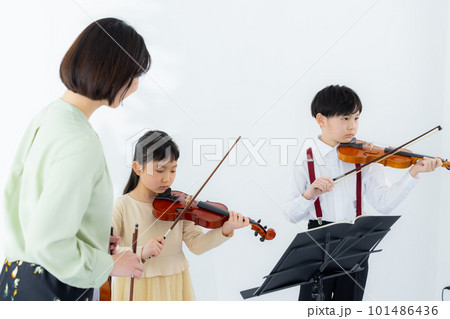 バイオリンを弾く子供　 101486436