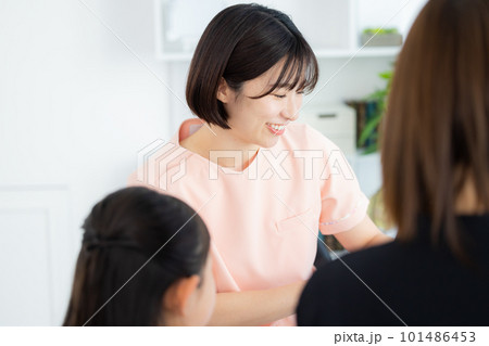 子供　診察　　 101486453