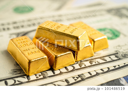 Gold bar on US dollar banknotes money, economy finance exchange trade investment concept. 101486519
