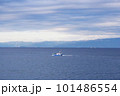 湘南海岸の沖で漁をする漁船と風景 101486554