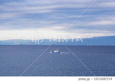 湘南海岸の沖で漁をする漁船と風景 湘南海岸の沖で漁をする漁船と風景 101486554