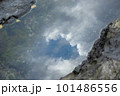 岩場の溜まった海水にうつった空 101486556