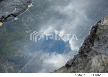 岩場の溜まった海水にうつった空 101486556