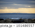 湘南海岸の沖で漁をする漁船と風景 101486557